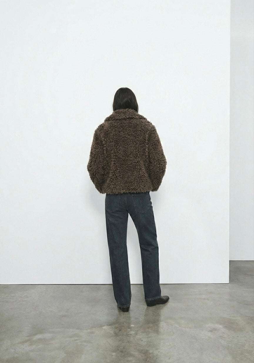 MANTEAU EFFET FOURRURE BOUCLÉE