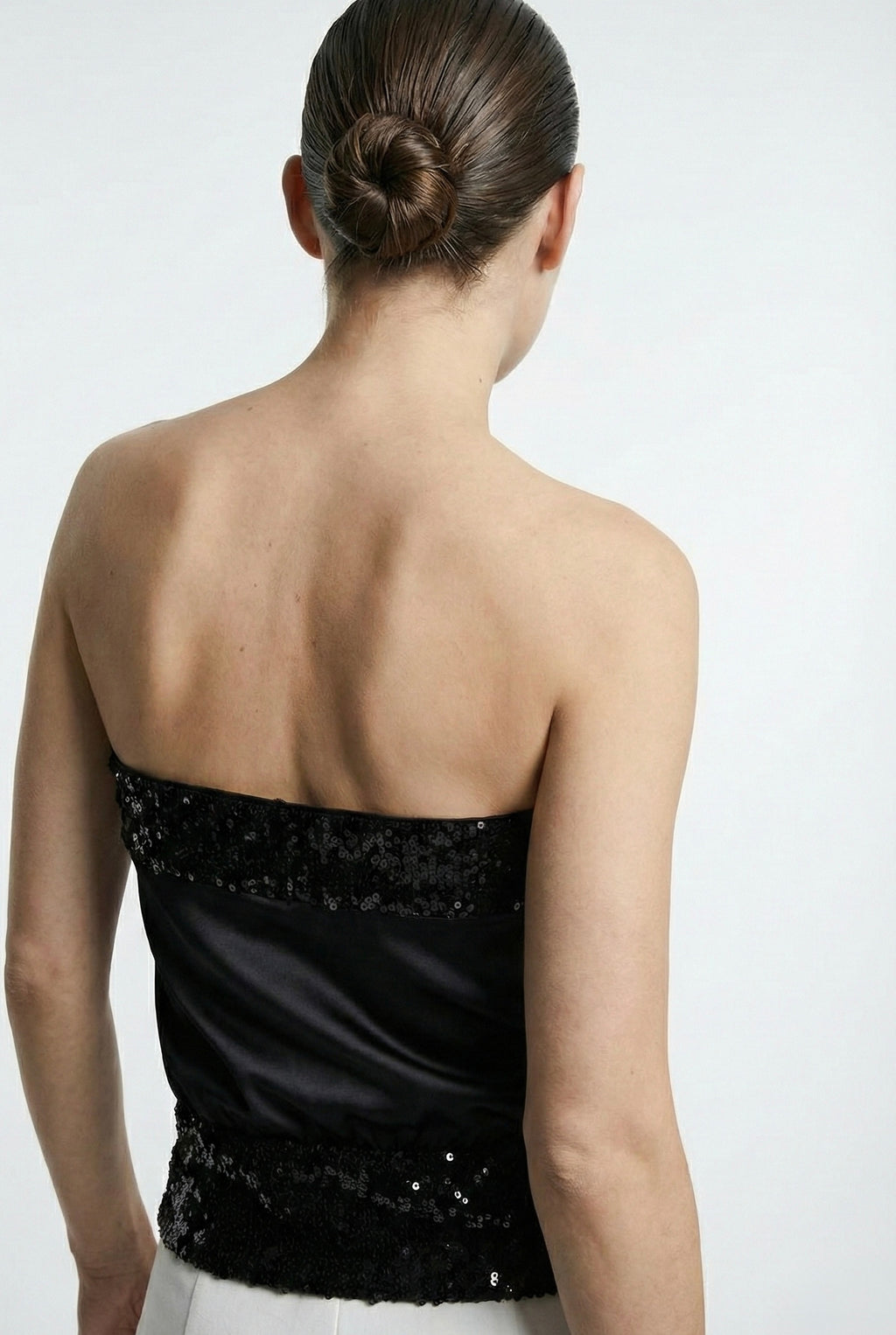 TOP BANDEAU SATINÉ À FINITIONS BRODÉES