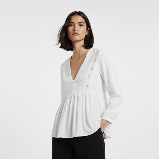 BLOUSE À DÉCOLLETÉ V ET DENTELLE