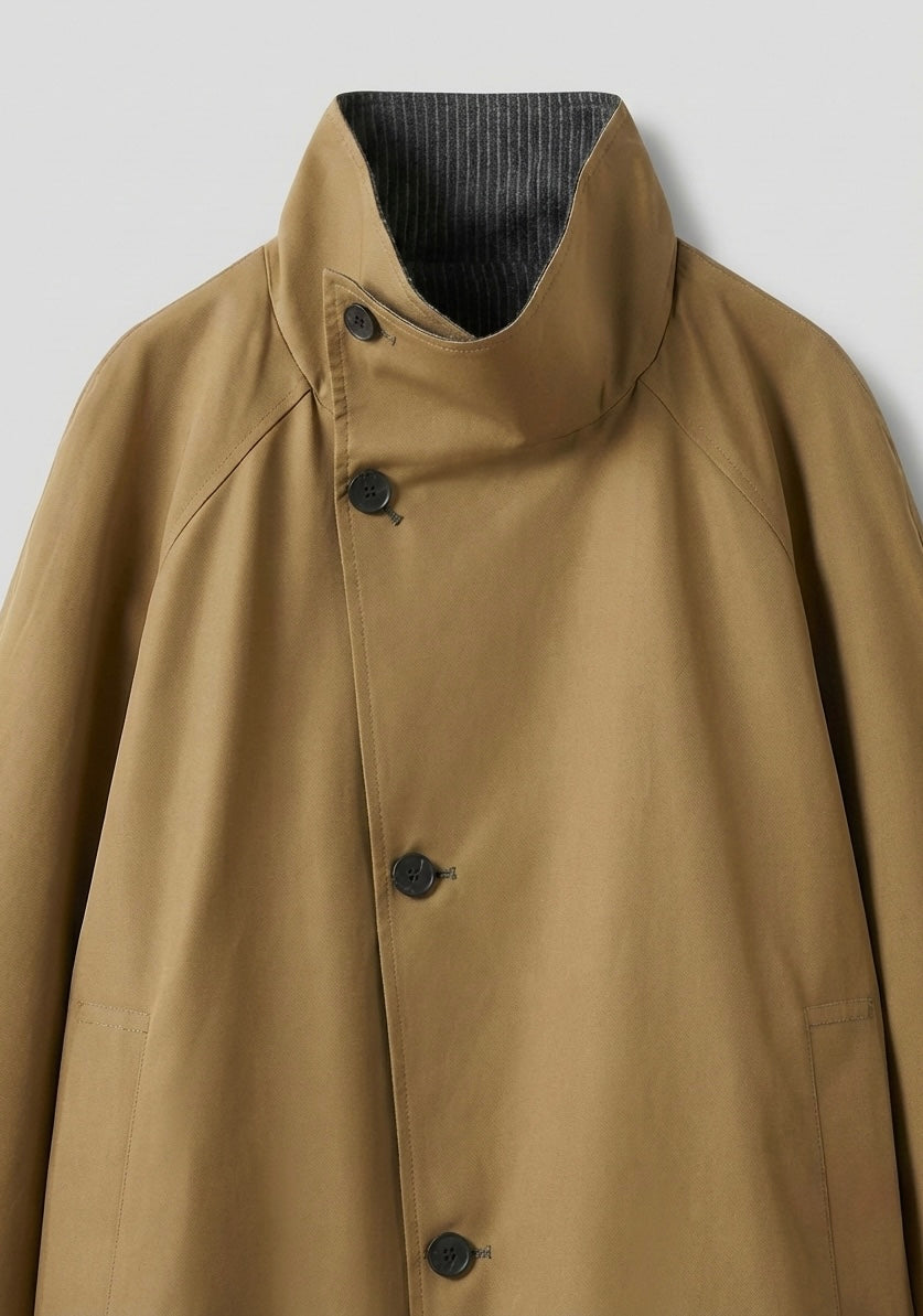 VESTE À COL MONTANT ET BOUTONNAGE ASYMÉTRIQUE