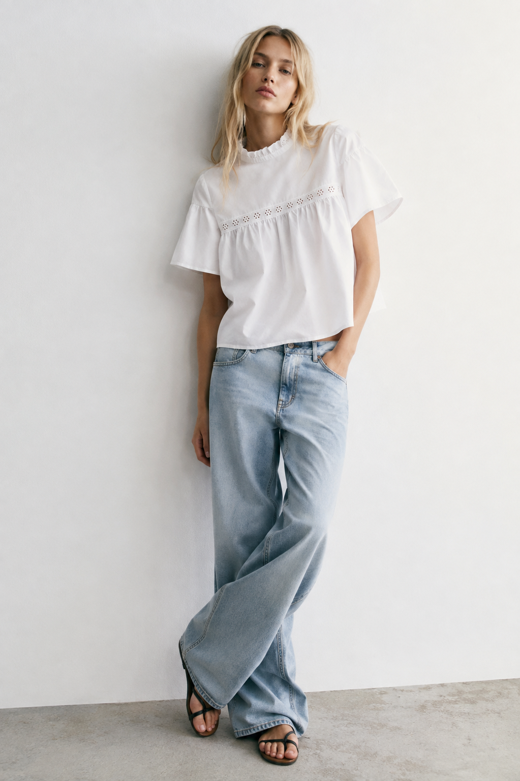 BLOUSE COURTE COL VOLANT BRODÉ