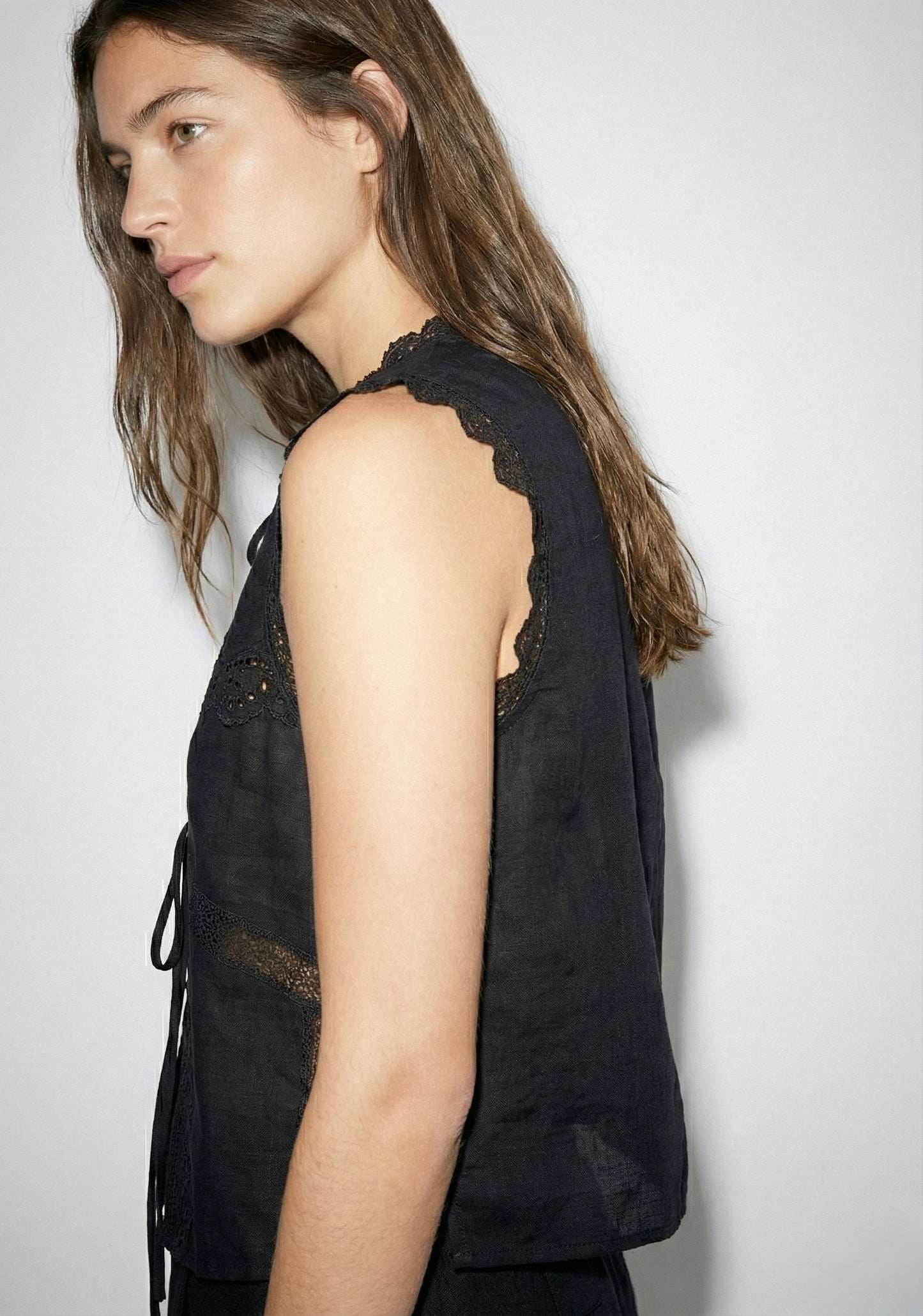 TOP SANS MANCHES À LIENS ET DENTELLE