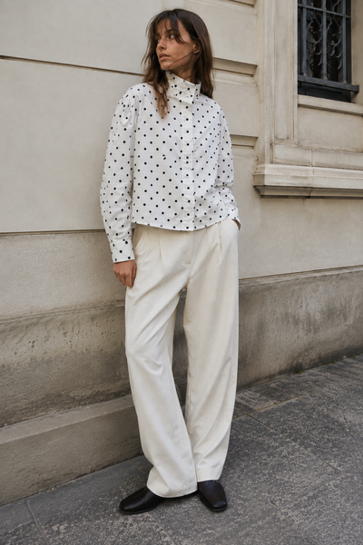 VESTE COURTE À COL MONTANT ET IMPRIMÉ POIS