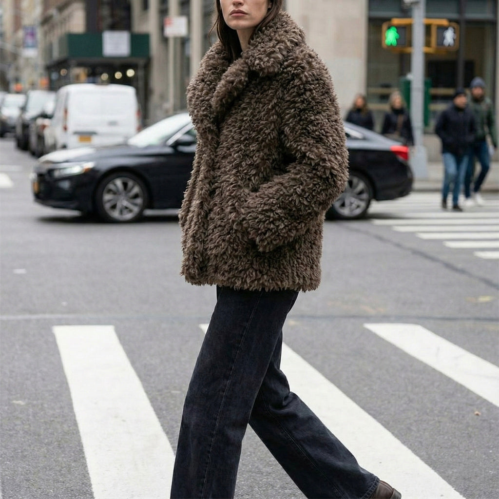 MANTEAU EFFET FOURRURE BOUCLÉE