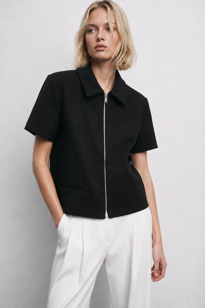 VESTE COURTE À MANCHES COURTES ET ZIPPÉE