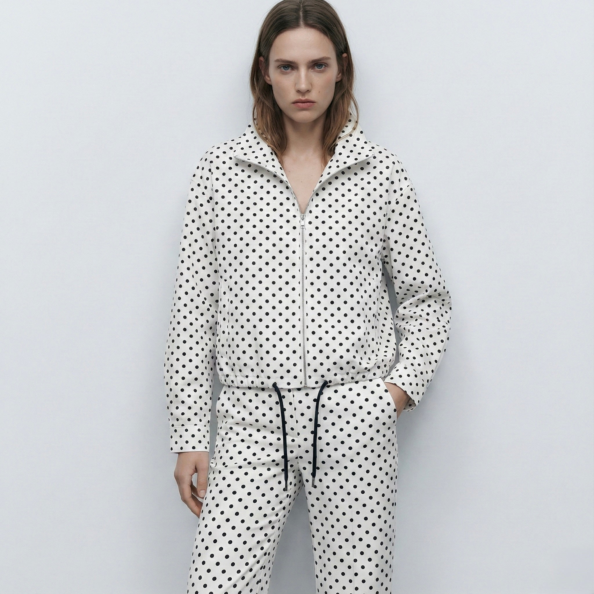 VESTE COURTE À IMPRIMÉ ET COL MONTANT