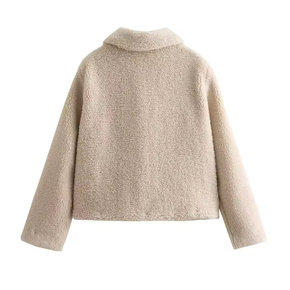 VESTE COURTE EN BOUCLETTE AVEC BOUTONS DORÉS