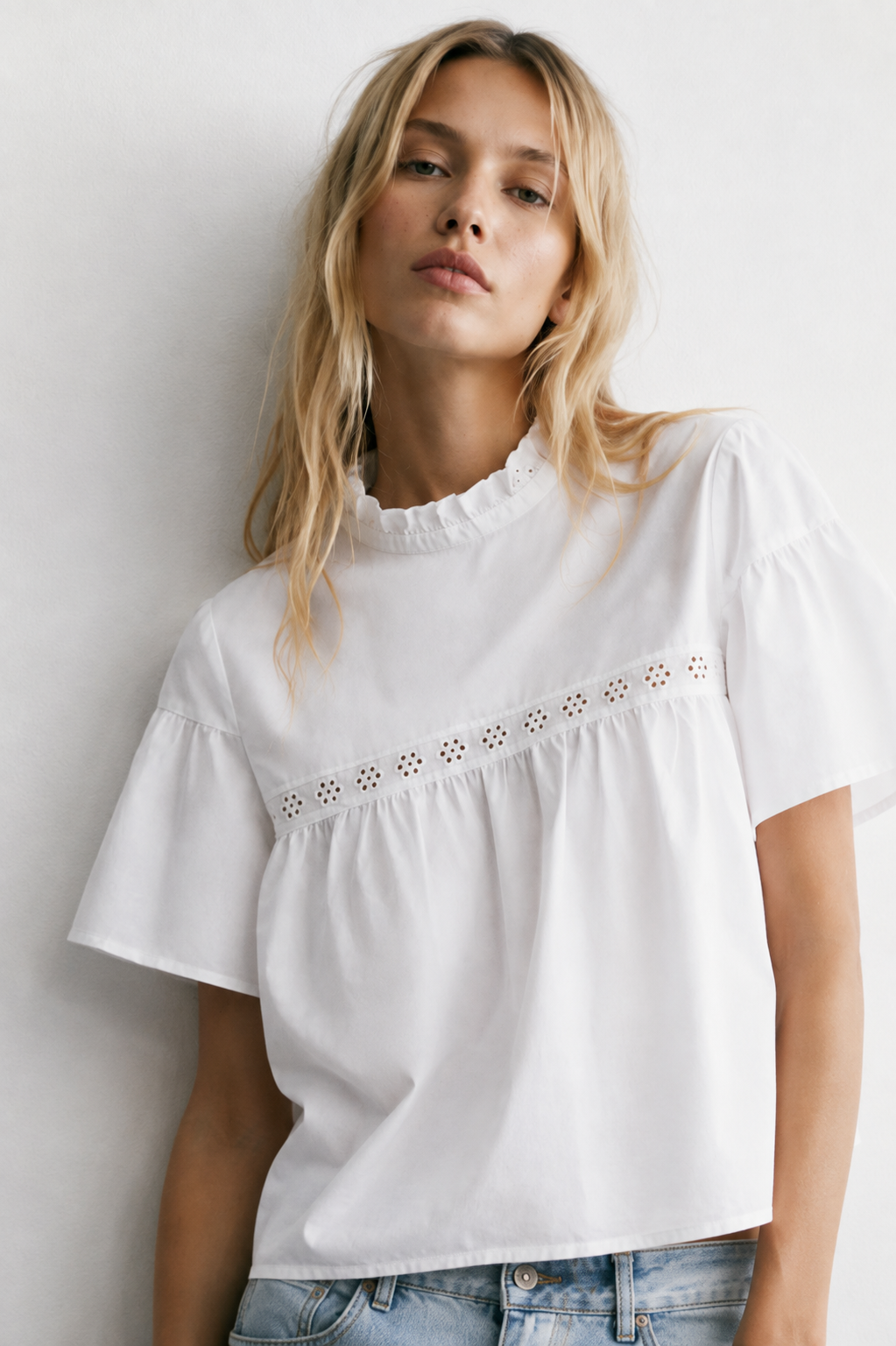 BLOUSE COURTE COL VOLANT BRODÉ