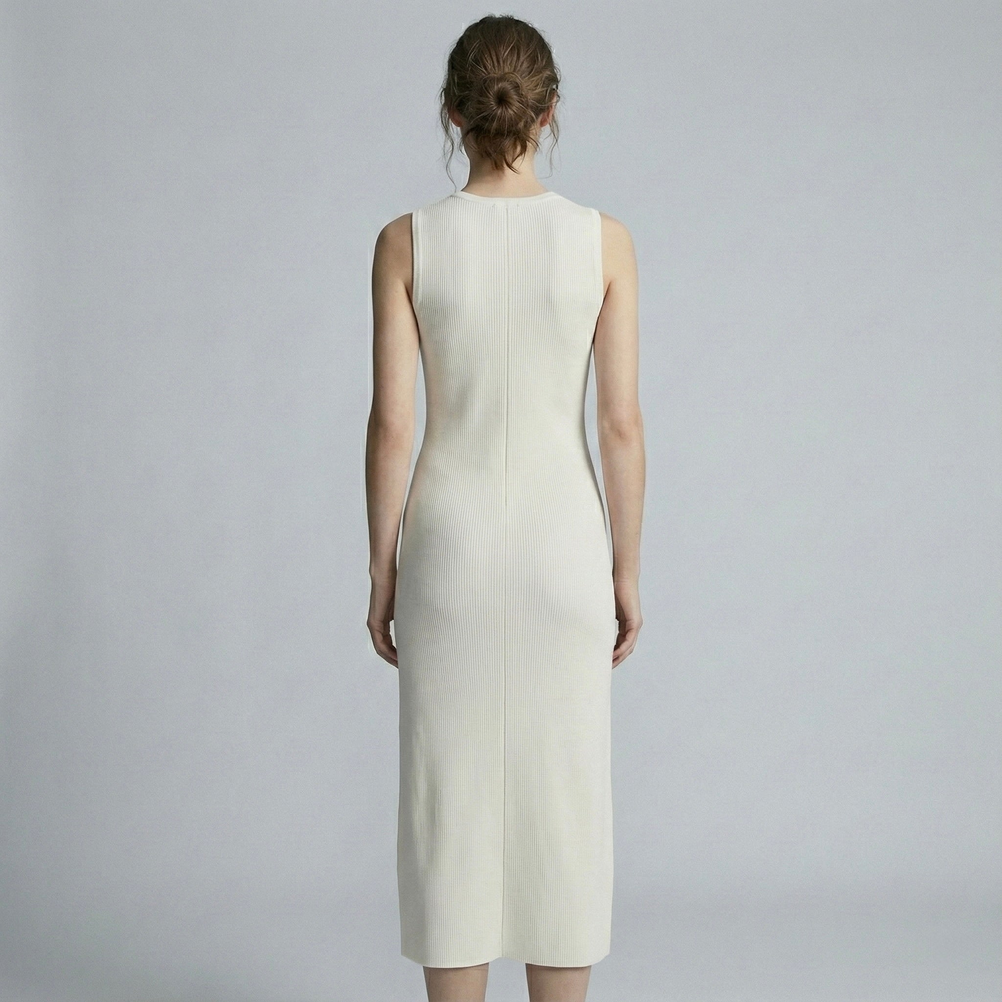 Abito lungo elegante con bottoni dorati