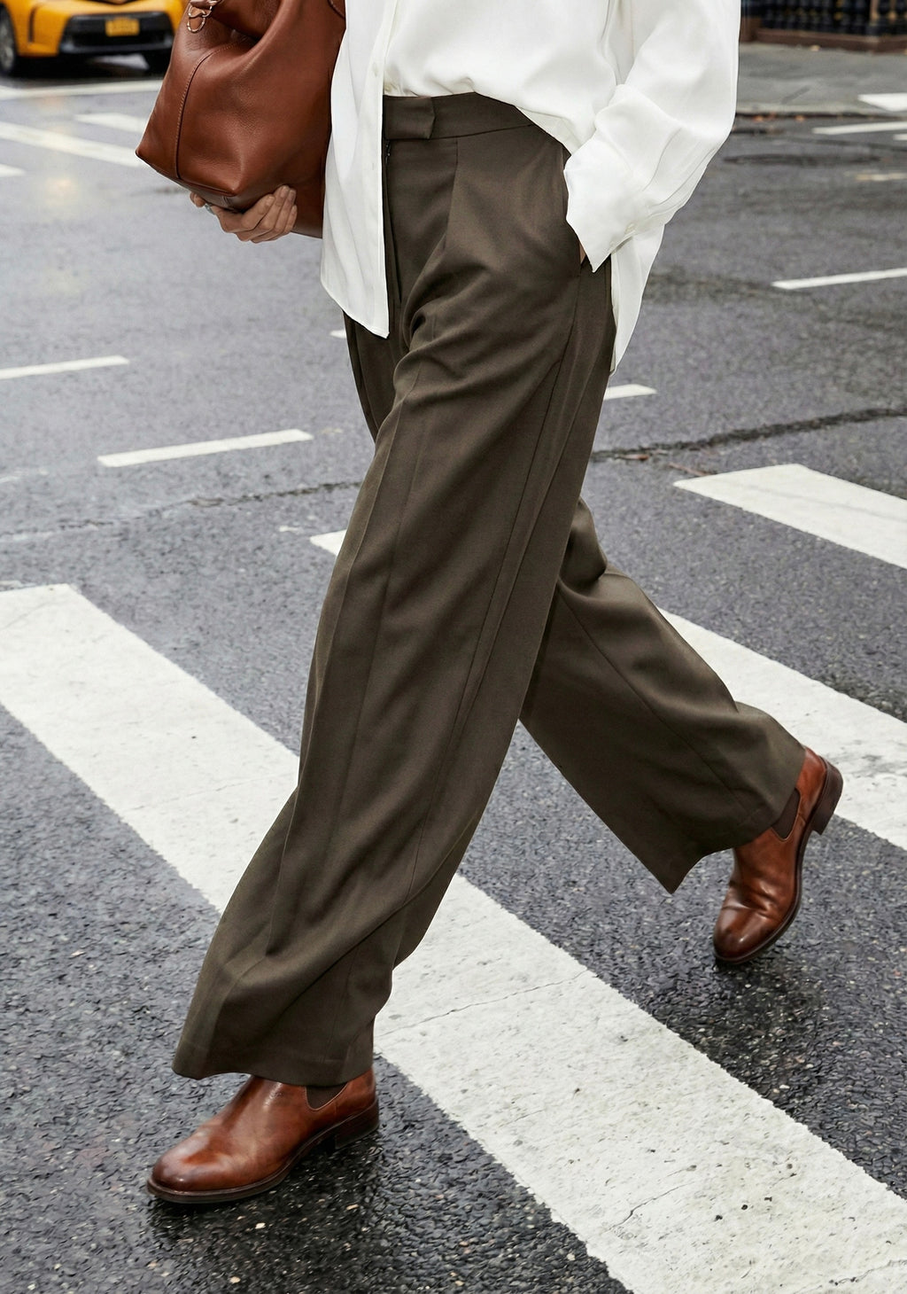 PANTALON FLUIDE À PINCES ET TAILLE MARQUÉE