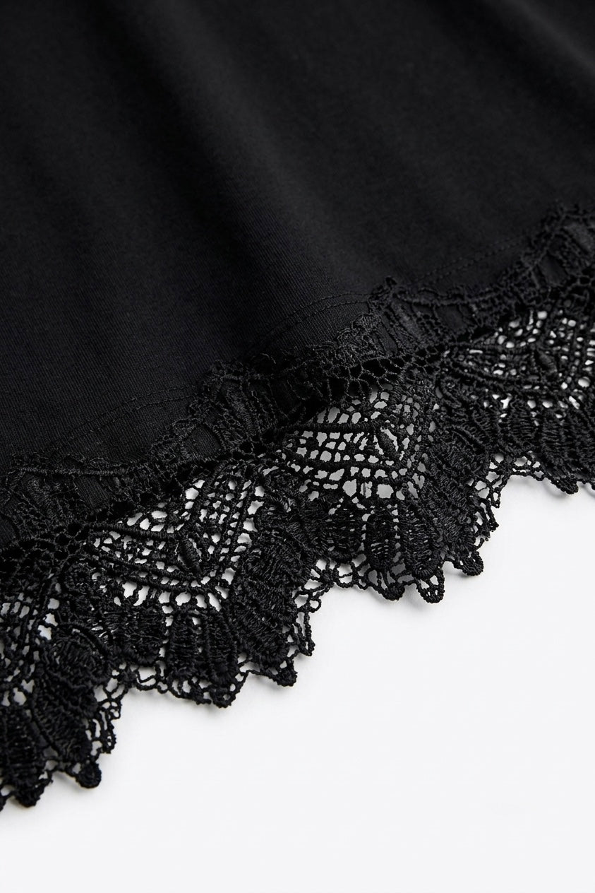 T-SHIRT ASYMÉTRIQUE AVEC DENTELLE