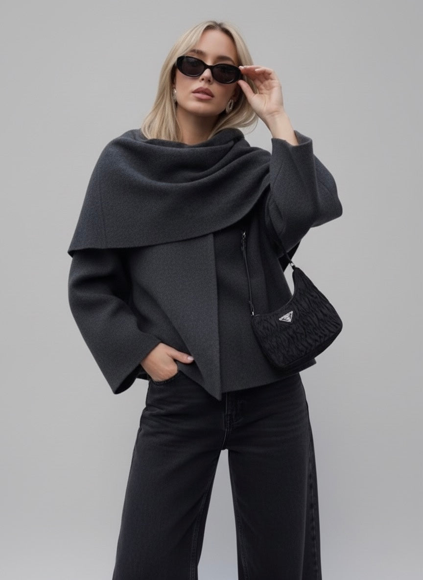 MANTEAU STRUCTURÉ À DRAPÉ INTÉGRÉ