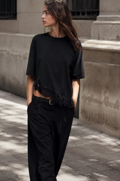T-SHIRT ASYMÉTRIQUE AVEC DENTELLE