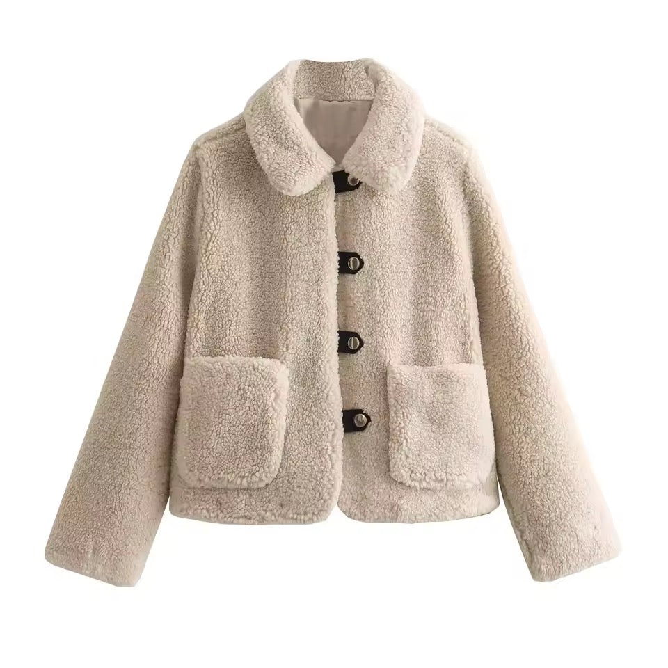 VESTE COURTE EN BOUCLETTE AVEC BOUTONS DORÉS