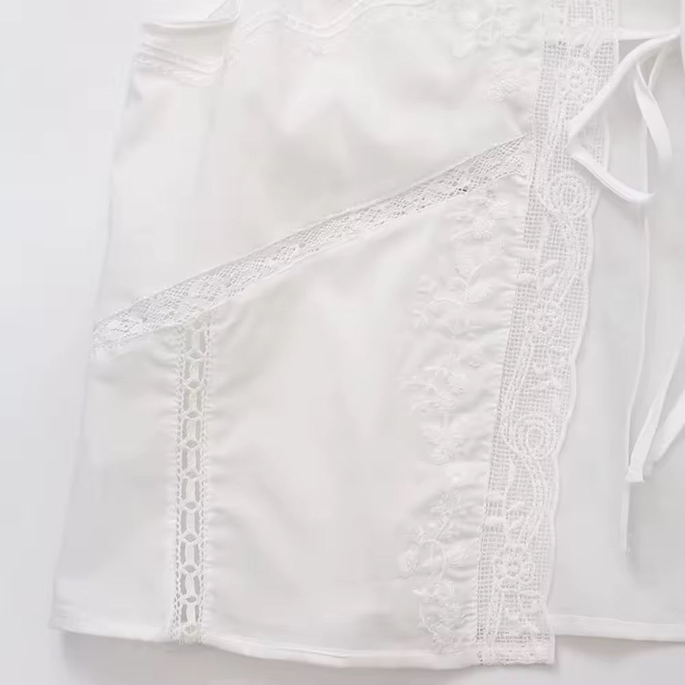 BLUSA CON LACCI RICAMATI