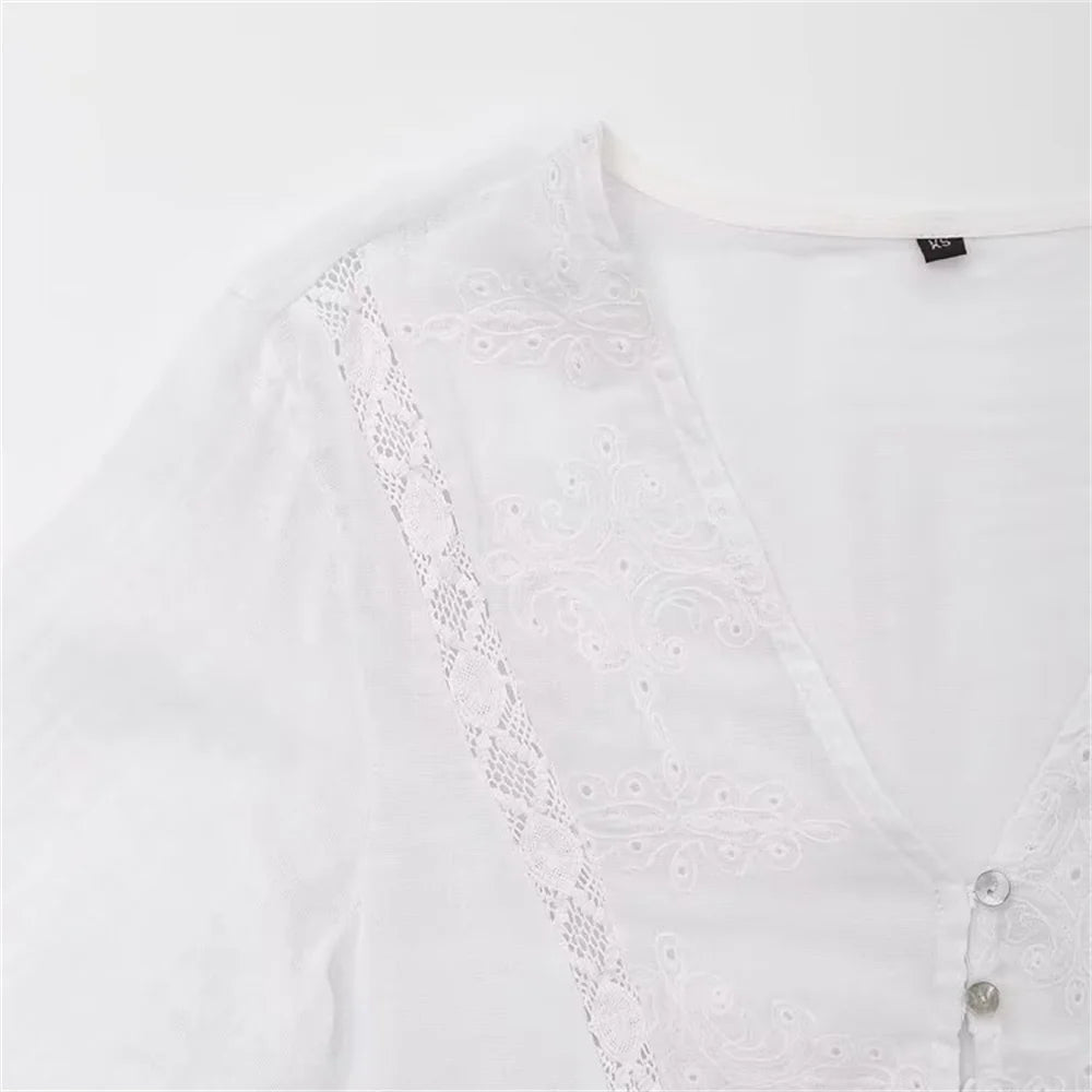 - Chemise à dentelle