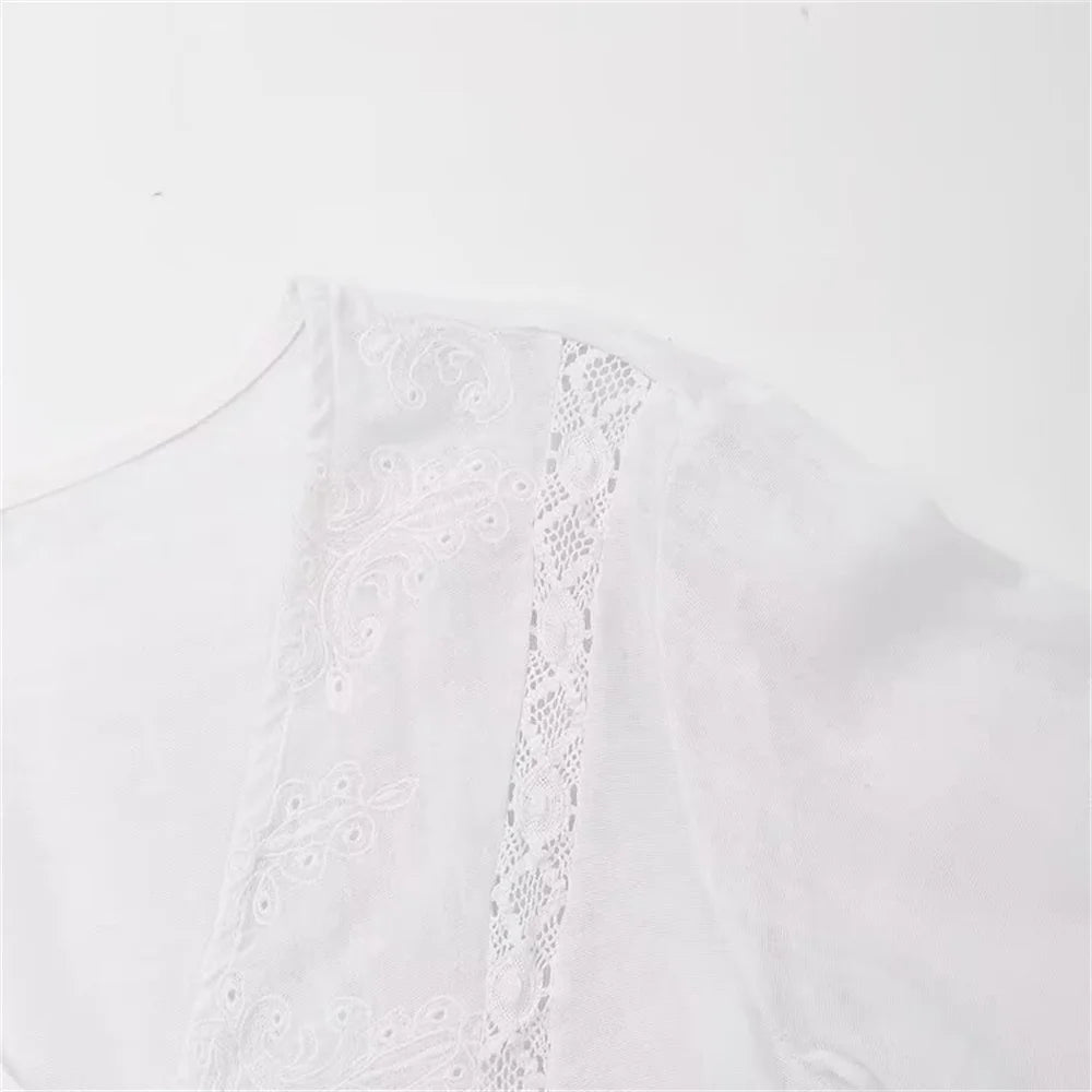 - Chemise à dentelle