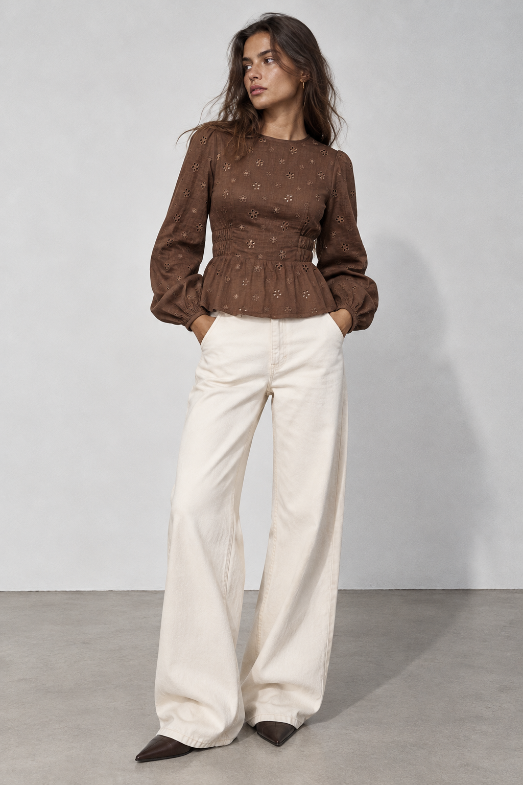 BLOUSE À BRODERIES FLORALES ET BAS ÉVASÉ
