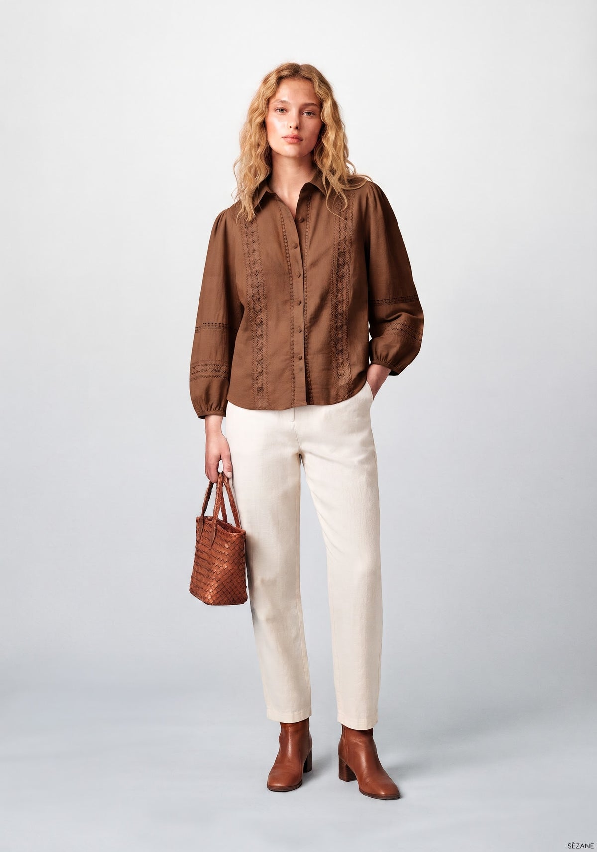 CHEMISE À MANCHES LONGUES ET DÉTAILS AJOURÉS