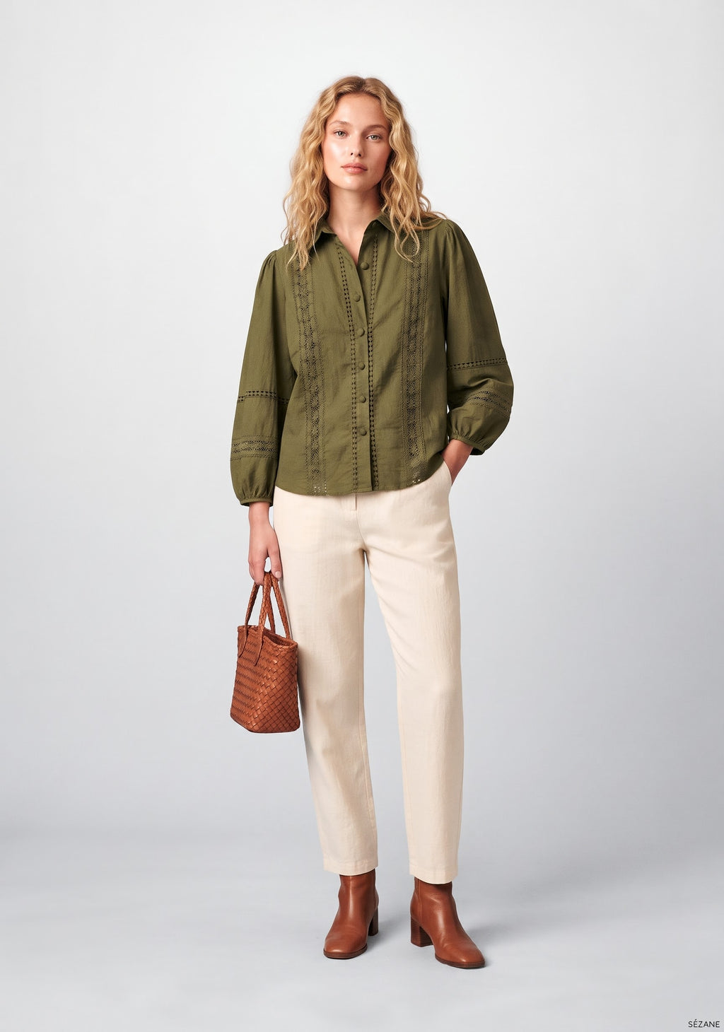 CHEMISE À MANCHES LONGUES ET DÉTAILS AJOURÉS