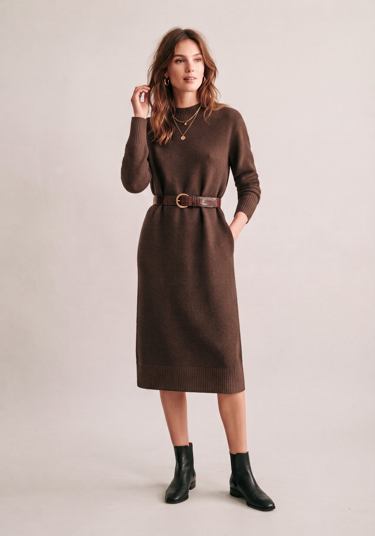 ROBE MIDI EN MAILLES TRICOTÉES À COL MONTANT ET CEINTURE