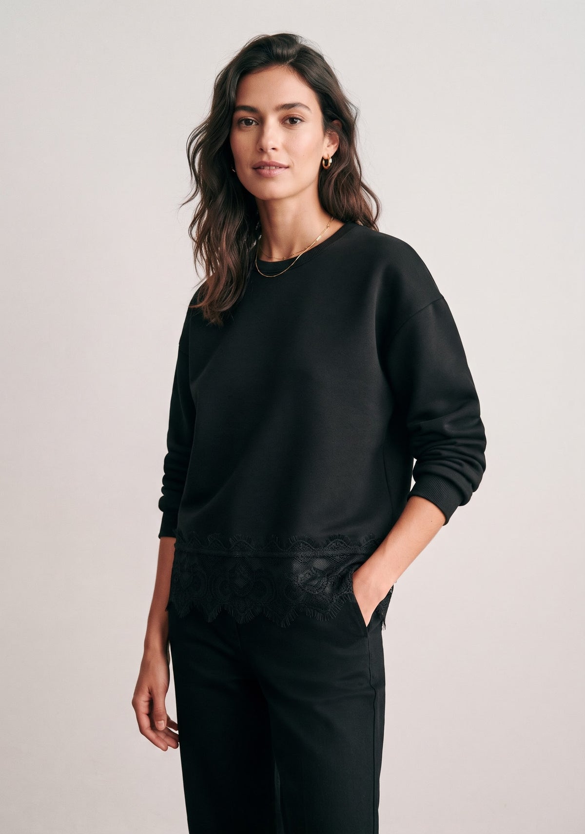 SWEAT-SHIRT ENCOLURE RONDE À FINITION DENTELLE
