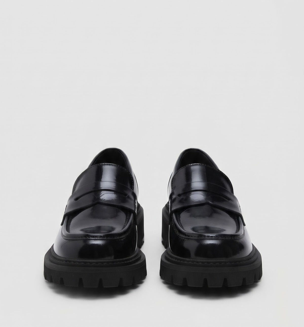 MOCASSIN EN CUIR VERNI À SEMELLE CRANTÉE