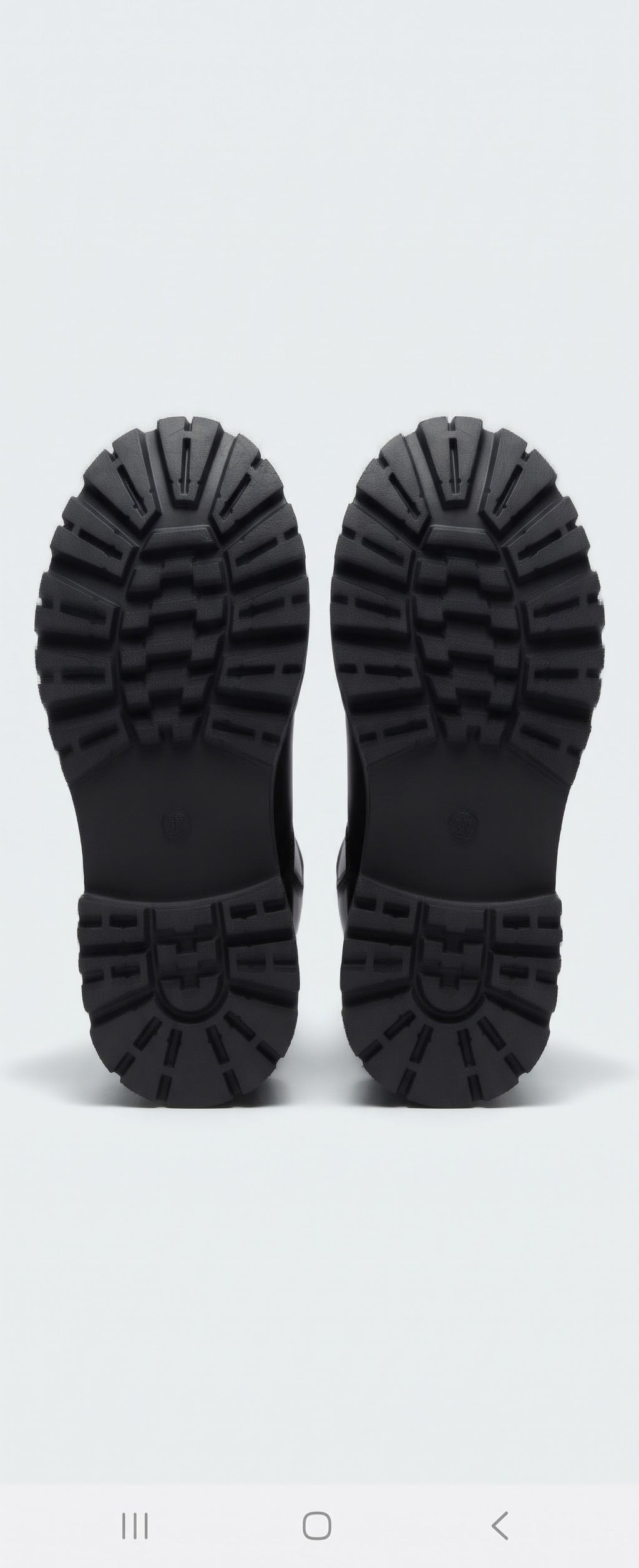 MOCASSIN EN CUIR VERNI À SEMELLE CRANTÉE