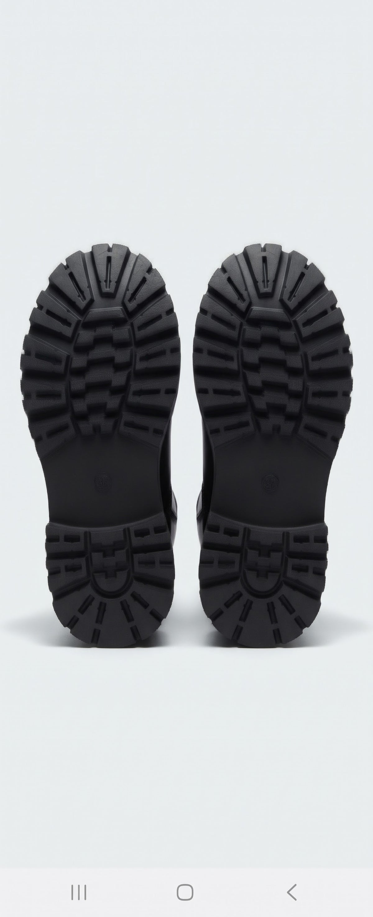 MOCASSIN EN CUIR VERNI À SEMELLE CRANTÉE