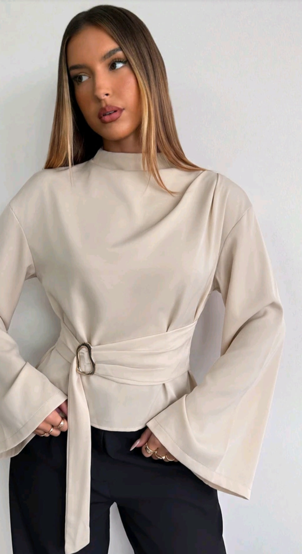 BLOUSE À COL MONTANT ET CEINTURE INTÉGRÉE