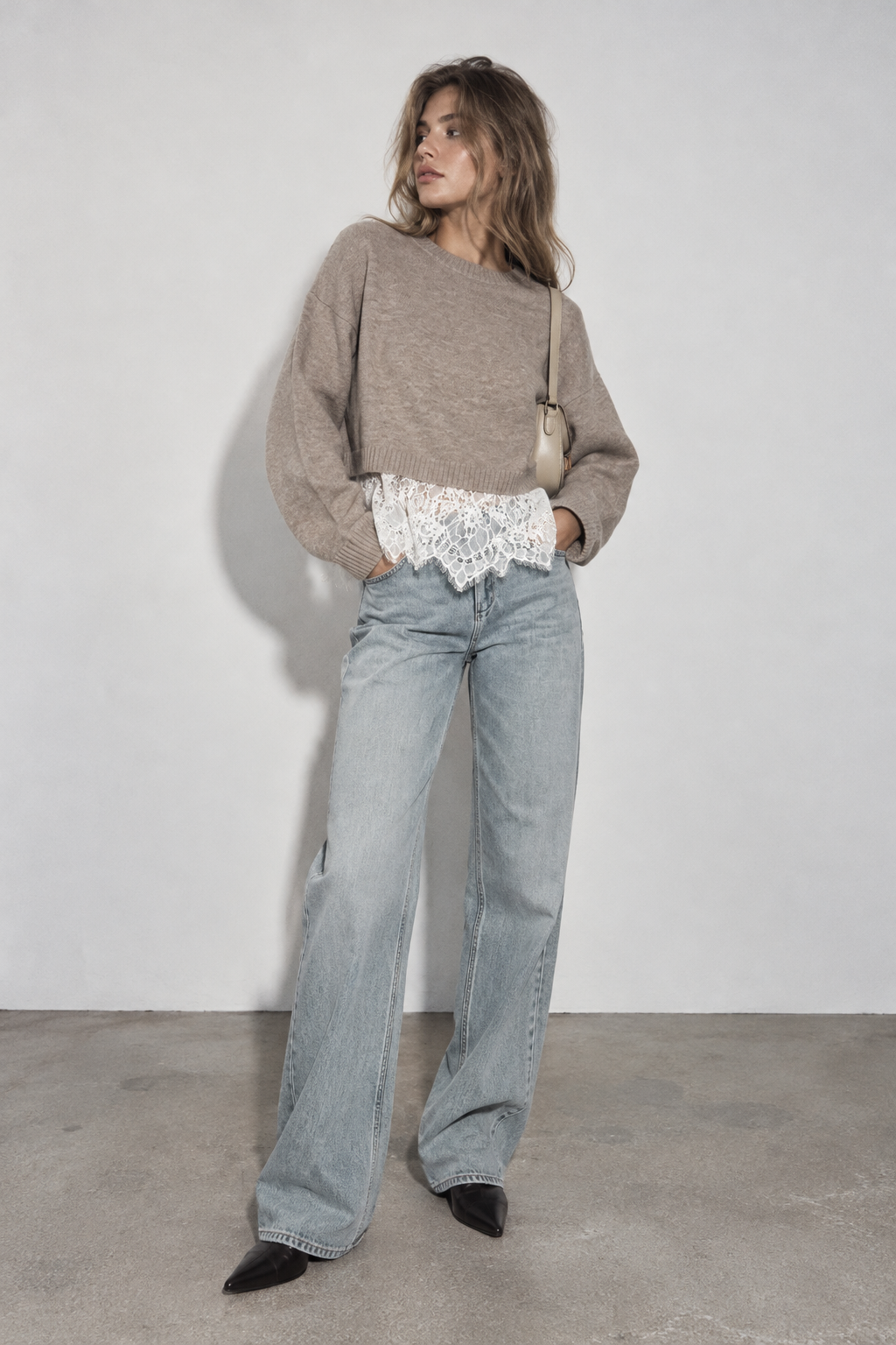 PULL EN MAILLE À BAS EN DENTELLE