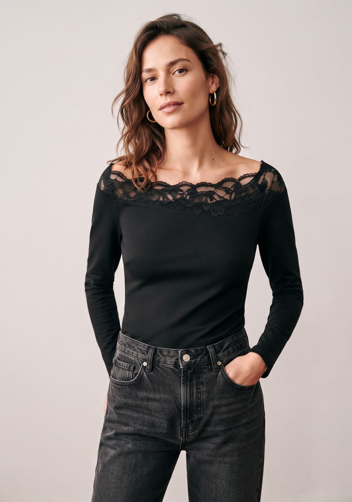 TOP AJUSTÉ À MANCHES LONGUES ET DENTELLE