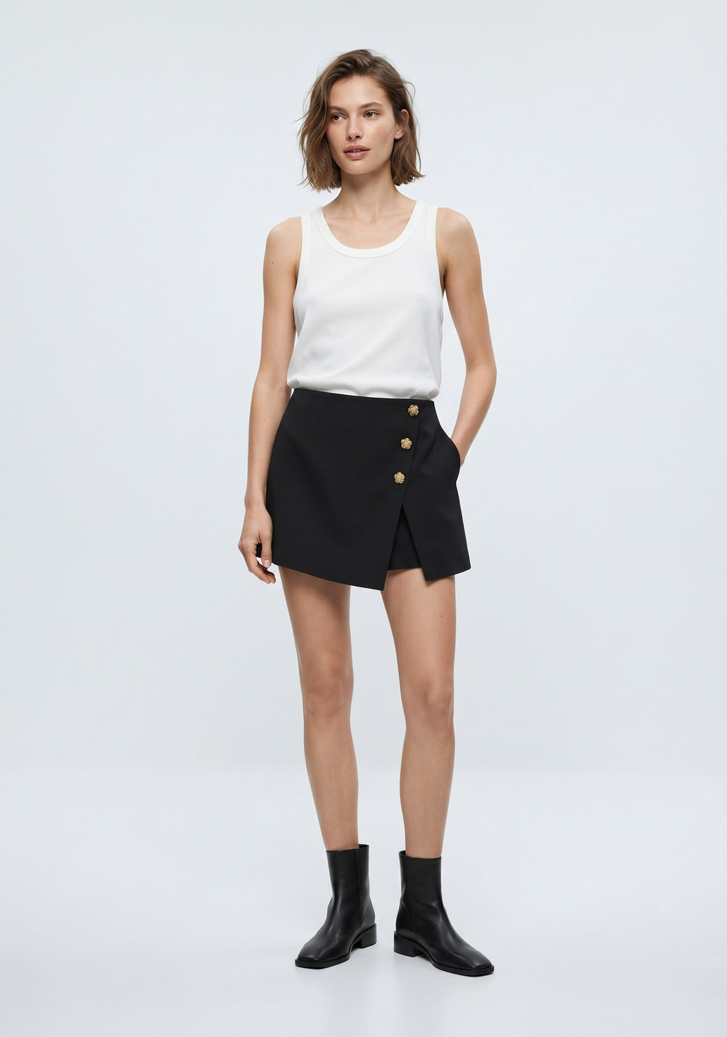 MINI JUPE-SHORT ASYMÉTRIQUE À BOUTONS MÉTALLIQUES