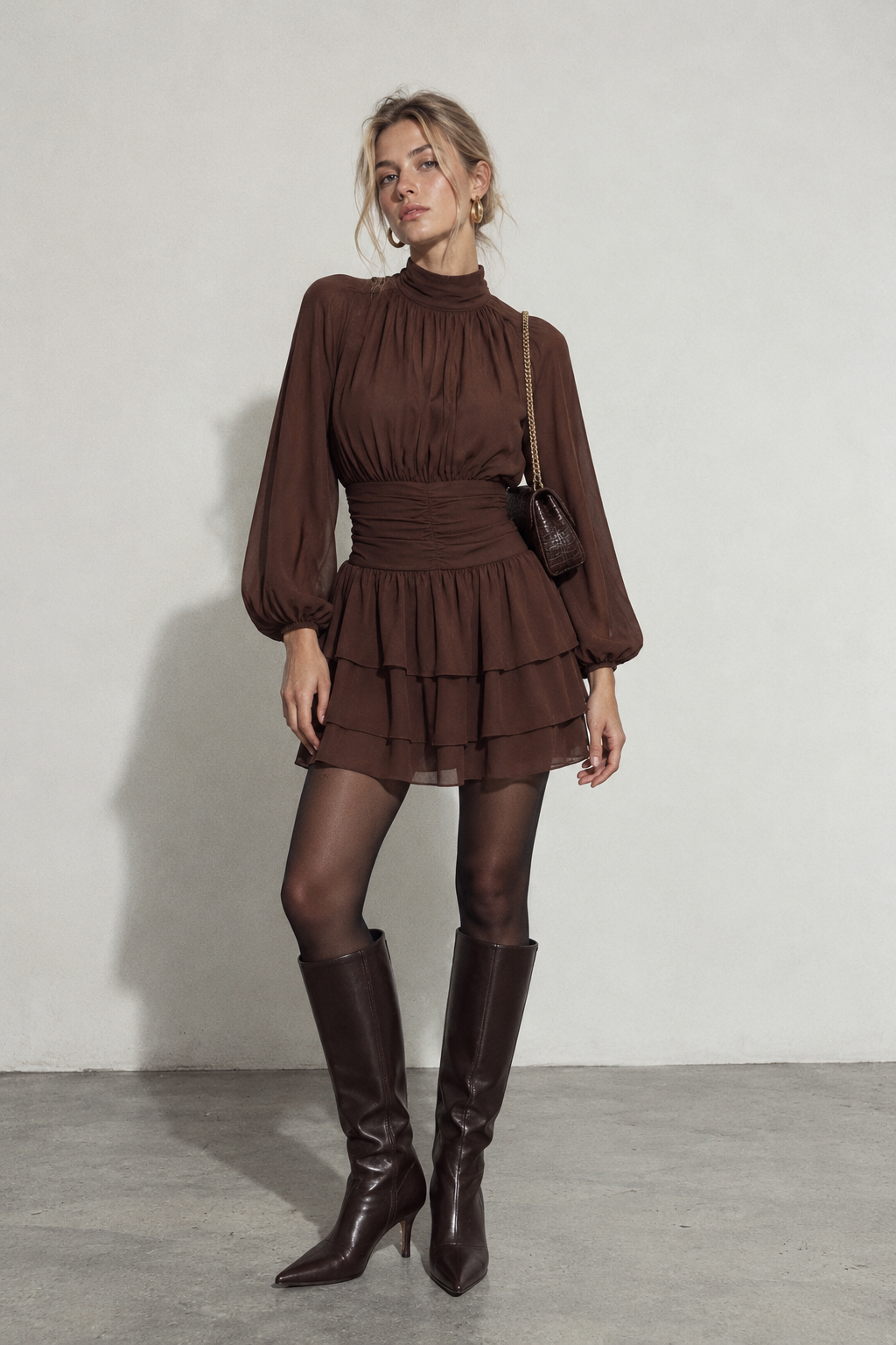 ROBE COURTE À VOLANTS ET TAILLE FRONCÉE