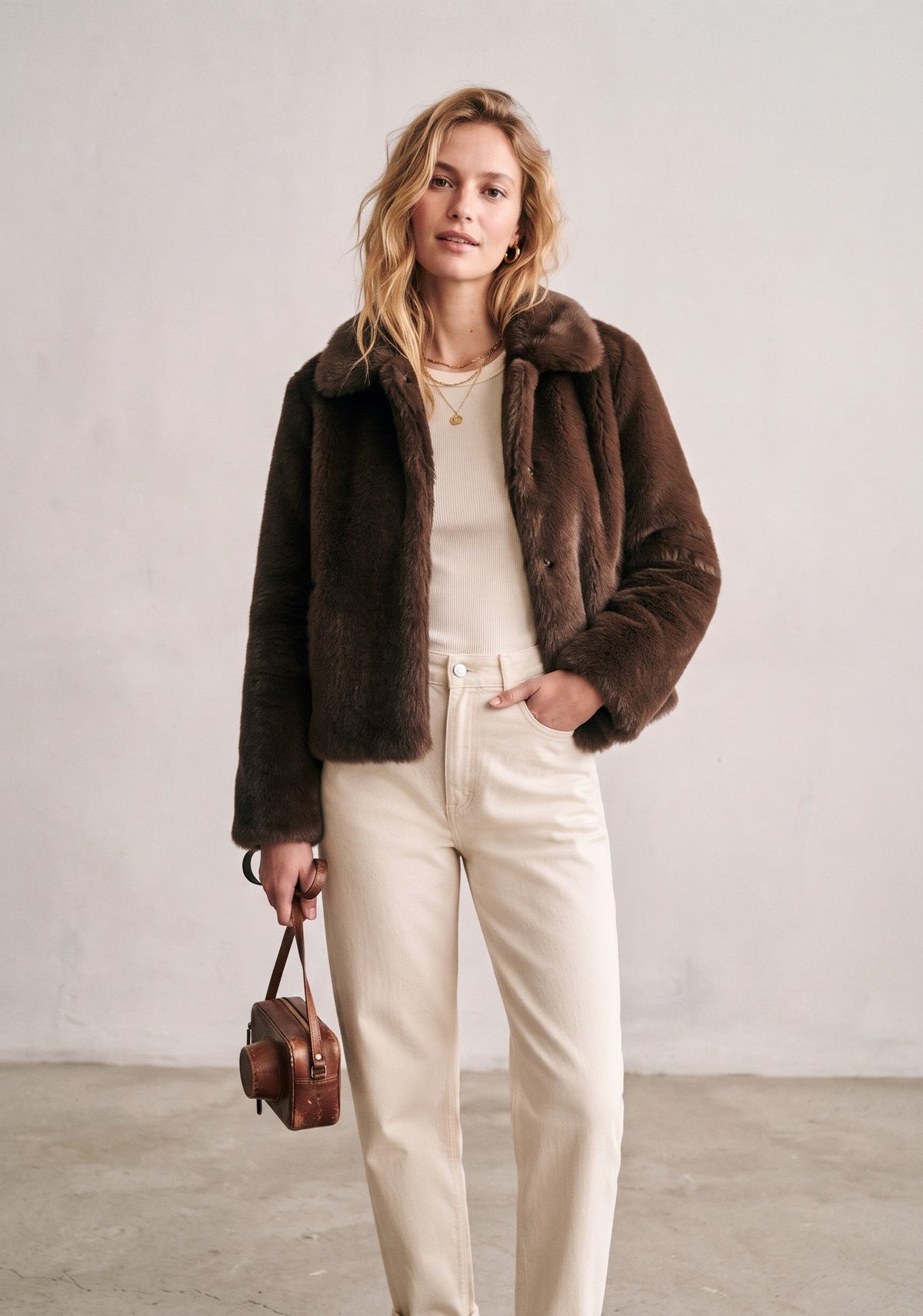 VESTE COURTE EN FAUSSE FOURRURE