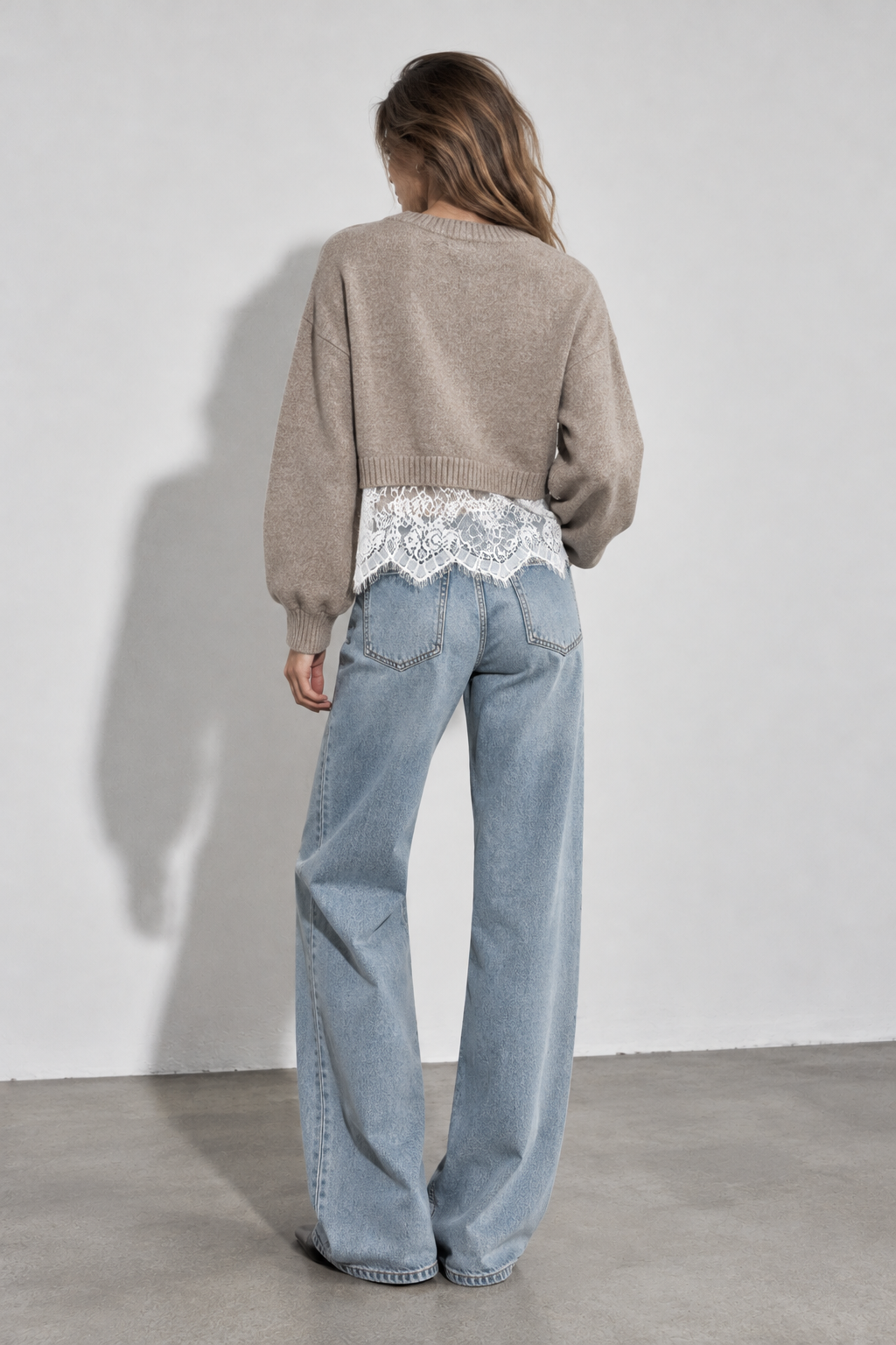 PULL EN MAILLE À BAS EN DENTELLE
