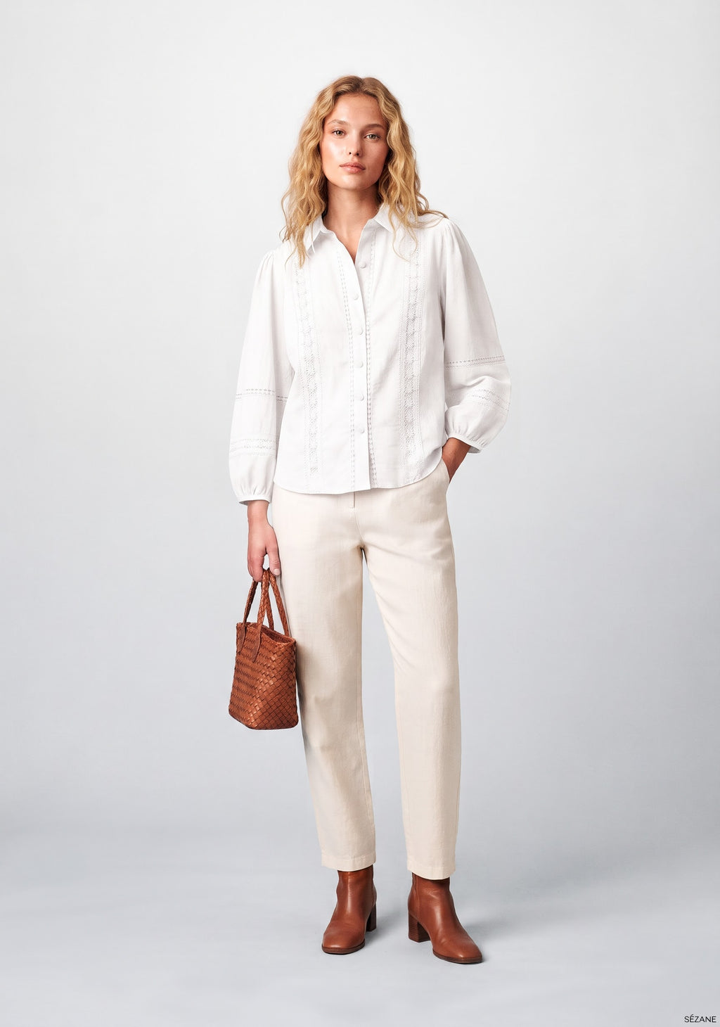 CHEMISE À MANCHES LONGUES ET DÉTAILS AJOURÉS