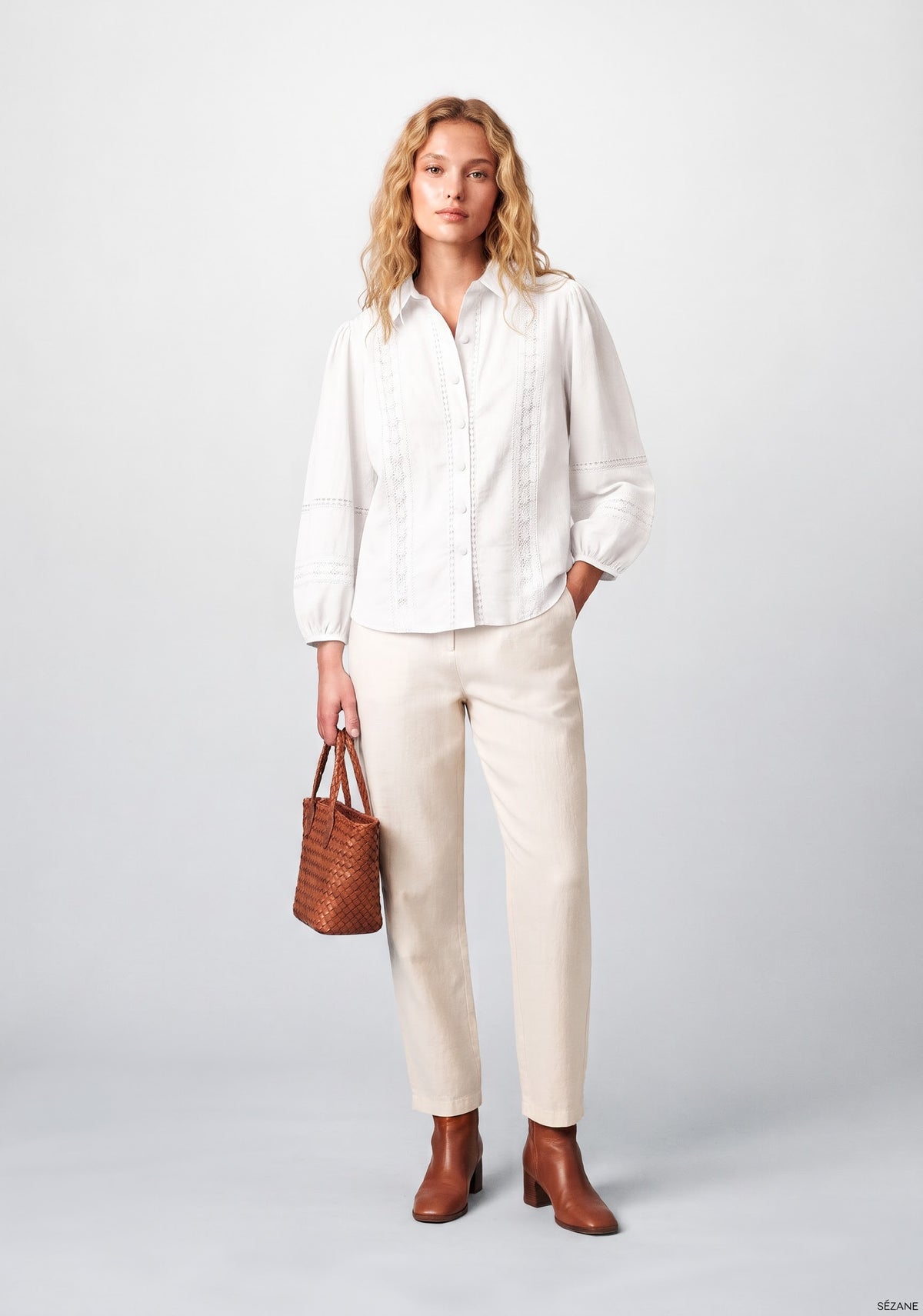 CHEMISE À MANCHES LONGUES ET DÉTAILS AJOURÉS